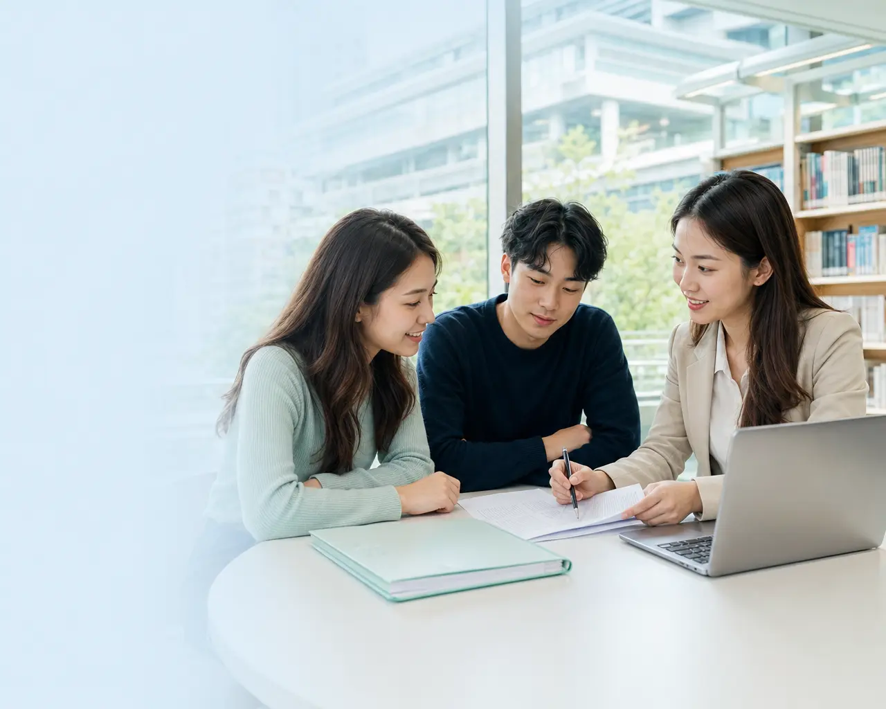 学生与顾问共同核对香港院校申请文书和课程材料